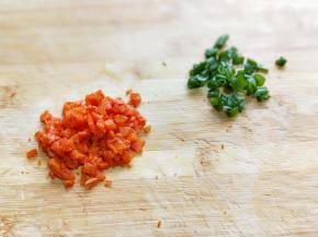 胡萝卜和葱去皮切碎。