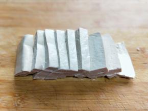 北豆腐去掉包装，洗干净，切片。