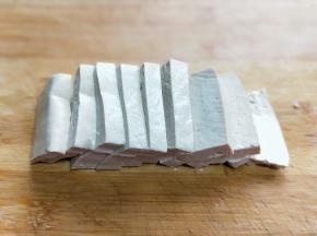 北豆腐去掉包装，洗干净，切片。