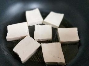 起油锅，加入切好的北豆腐，中小火煎。