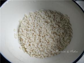 浸泡好的糯米倒掉多余的水