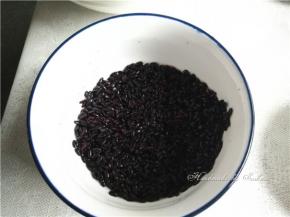 浸泡好的黑米倒掉多余的 水