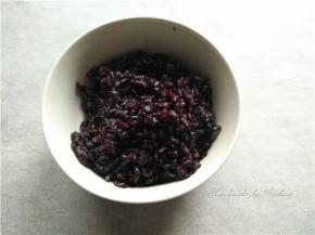 蒸好的黑米备用