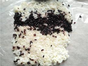 将蒸好的糯米饭和黑米饭按照自己喜欢的方式铺在保鲜膜上