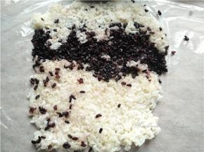 将蒸好的糯米饭和黑米饭按照自己喜欢的方式铺在保鲜膜上