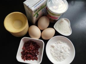 准备好所有食材，蛋挞提前从冰箱拿出来解冻，蔓越莓切丁，烤箱160度上下火预热10分钟。