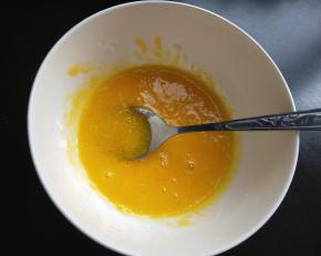 加入白糖搅拌均匀。