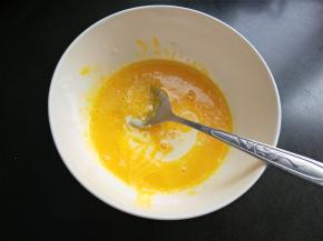 加入炼乳搅拌均匀。