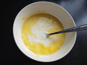 加入牛奶搅拌均匀。