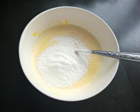 面粉过篩，搅拌均匀。
