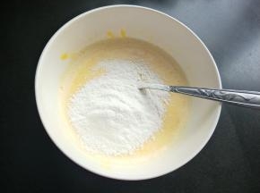 面粉过篩，搅拌均匀。
