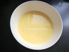 搅拌好的蛋挞液。