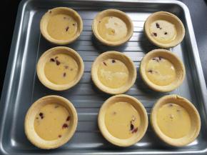 将蛋挞液舀入蛋挞皮中，每一个八分满，放入烤箱，上下火220度烤15分钟。