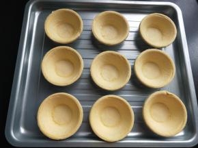 将蛋挞皮放入烤盘。