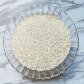 大米洗干净，浸泡两个小时。