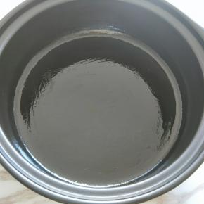 然后把砂锅底部抹上一层薄薄的油。