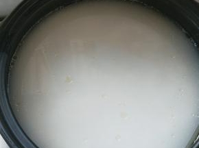 加入泡好的米与煮饭水。