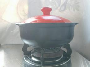 然后放在灶上大火煮开，马上转小火，把米煮至八成熟。