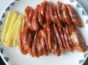 香肠切片，姜切丝