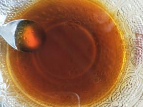 把调汁的材料调成汁。