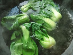 青菜洗干净，锅里焯水。