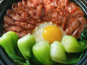 摆上青菜，焖两分钟。