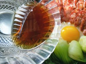 然后淋上调好的汁，关火再焖两分钟即可。