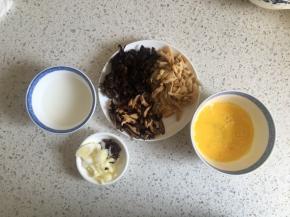 泡发好的香菇、木耳、黄花菜，沥干水分，切丁，葱蒜切段，鸡蛋打散，淀粉加适量清水调匀备用