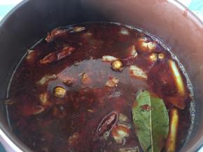 将牛腩转移到砂锅里中小火炖煮