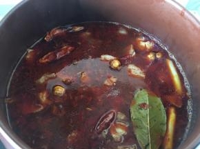 将牛腩转移到砂锅里中小火炖煮