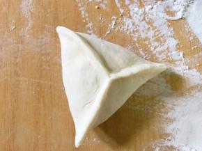 捏成如图三角形。