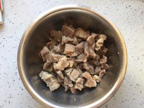 撇去浮沫，捞出牛肉