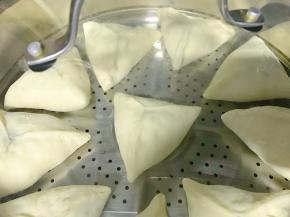 蒸帘上抹薄薄一层油，排好糖三角，留有空隙，给它发挥的余地，冷水，中大火，上汽后15分钟左右，关火再焖3-5分钟，也不易过久，防止塌陷。