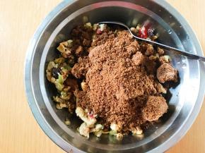 伍仁馅里倒入红糖，红糖：伍仁馅=1:1