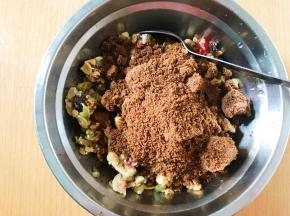 伍仁馅里倒入红糖，红糖：伍仁馅=1:1