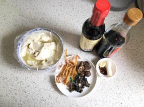 准备好食材，嫩豆花是我从市场买的，当然也可以自己做