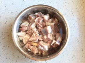 牛腩加清水泡两小时以上，浸泡出血水，中途更换几次水。可以在水里加点白酒