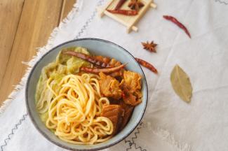 盛出面条，放适量炖牛腩的汤还有牛肉，搭配自己喜欢的青菜就好了