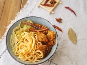盛出面条，放适量炖牛腩的汤还有牛肉，搭配自己喜欢的青菜就好了
