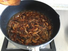 大火烧开，加入生抽、老抽、盐，转小火煮10分钟，最后倒入水淀粉，搅拌均匀，出锅前沿着锅边倒入鸡蛋液，煮2分钟，即可关火