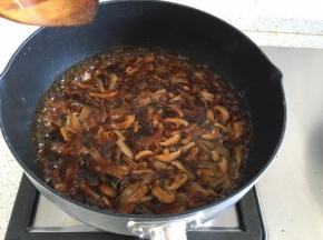 大火烧开，加入生抽、老抽、盐，转小火煮10分钟，最后倒入水淀粉，搅拌均匀，出锅前沿着锅边倒入鸡蛋液，煮2分钟，即可关火