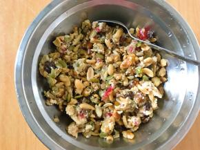 等待面粉发酵的过程中，我们来准备馅料，伍仁馅是我做月饼剩下的馅料，如果不用伍仁料，白糖馅，红糖馅都行，随意。