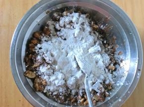 加干面粉的目的是糖融化后，有面粉束缚，不易溢出。