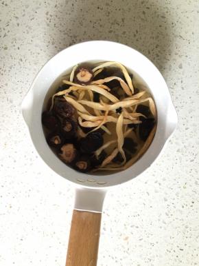 坐一锅温水，放入淘洗干净的干黄花菜、干香菇、干木耳，泡发1小时