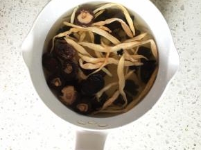 坐一锅温水，放入淘洗干净的干黄花菜、干香菇、干木耳，泡发1小时