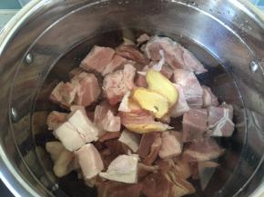 锅中加没过牛腩的清水，放两片姜，烧开