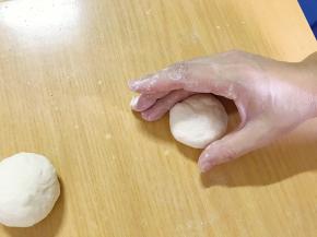 拿一个小剂子在案板上用力揉搓，搓成小球，全部搓好了备用。