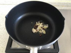 锅里倒入适量油，加入葱姜和花椒炒香之后，捞出花椒去掉