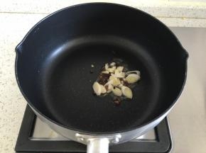 锅里倒入适量油，加入葱姜和花椒炒香之后，捞出花椒去掉