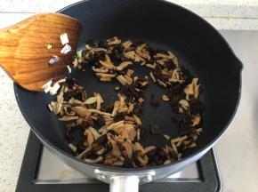 倒入切丁的木耳、香菇、黄花菜，翻炒